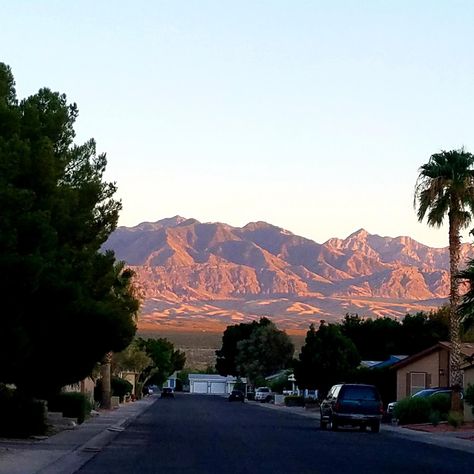 Setting sun in Mesquite, NV. (Photo by Pam Scott, 8/12/2020, Nevada Nature Lovers, via FB.) Mesquite Nevada, Mojave Desert, Setting Sun, Paint And Sip, Neon Lights, Nature Lovers, Nature Lover, Mount Everest, Nevada