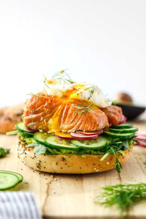 Salmon On Toast, Smoked Salmon And Avocado, Avocado Bagel, Toasted Bagel, Hot Smoked Salmon, Salmon And Avocado, Eggs Avocado, Protein Packed Meals, Breakfast Bagel