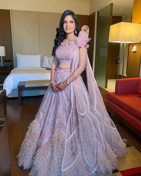 Dress For Sangeet Function, Sangeet Outfit Ideas, Engagement Dress For Bride, Reception Outfits, Engagement Gowns, Indian Wedding Gowns, Sangeet Outfit, Indian Wedding Fashion, Latest Bridal Lehenga