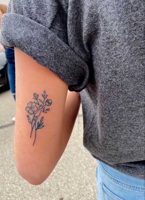 Flowers tattoo simple cute Art Flash Tattoo, Art Tattoo Ideas, Simple Flower Tattoo, Back Of Arm Tattoo, Art Flash, Line Art Minimalist, Small Flower Tattoos, Elbow Tattoos, Inspiration Tattoo