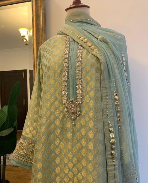 Designer Banarsi Suits, Kheenkhaab Suits, Neck Designs For Heavy Suits, Banarsi Suit Design Pakistani, Banarsi Dress Designs, Banarsi Suit Design Indian Style, Jamawar Dresses, Kamdani Dupatta, Banarsi Suit Design