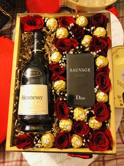 Wine Gift Box Ideas For Men, Men Gift Box Ideas Birthday, Mens Hamper Ideas, Valentine Gift Box For Men, Flowers For Men Boyfriends, Gift Box Ideas For Men Creative, Valentines Gift Box For Boyfriend, Valentine Gift Hampers, Birthday Gift Ideas For Boyfriend