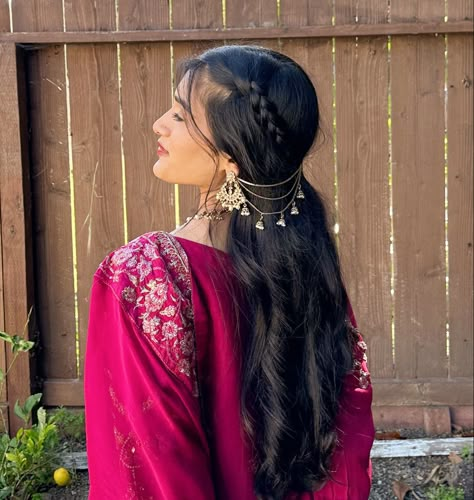 Aesthetic Desi Hairstyles, Kaan Chain Hairstyles, Hairstyles On Indian Outfits, Earchain Indian Hairstyle, Indian Wear Hairstyles, South Indian Hair Accessories, Indian Wedding Accessories, Desi Hair Accessories, Aesthetic Indian Hairstyles