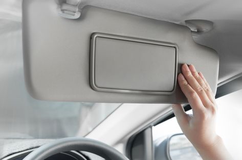 Sun visor "trick" defrosts car windows much quicker than any other method Car Sun Visor, Car Visor, Free Cars, Car Windshield, Do Better, Sun Visor, Car Photos, Simple Tricks, Car Window