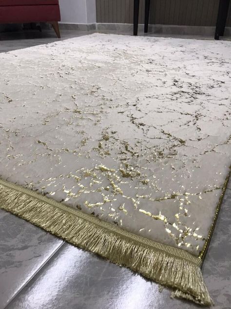 White And Gold Rug Living Room, White And Gold Living Room Rug, Gold And White Rug, Luxury Rugs In Living Room, Rugs In Bedroom With Carpet, Gold And Beige Bedroom, Gold Carpet Living Room, White And Gold Living Room Ideas, Beige And Gold Living Room