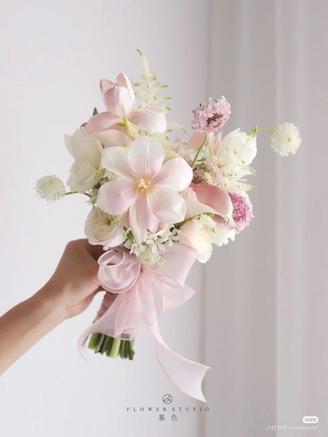 Creative Floral Arrangements, Pastel Bridal Bouquet, Small Bridal Bouquets, Small Wedding Bouquets, Simple Wedding Bouquets, Moon Flowers, Romantic Bouquet, Wedding Bouquets Pink, Bridal Bouquet Flowers