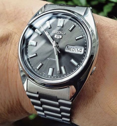 Mens Watches Guide, Seiko Vintage, Cheap Watches For Men, Mens Watches Affordable, Stylish Watches Men, Seiko 5 Automatic, Everyday Watch, Fancy Watches, Field Watches