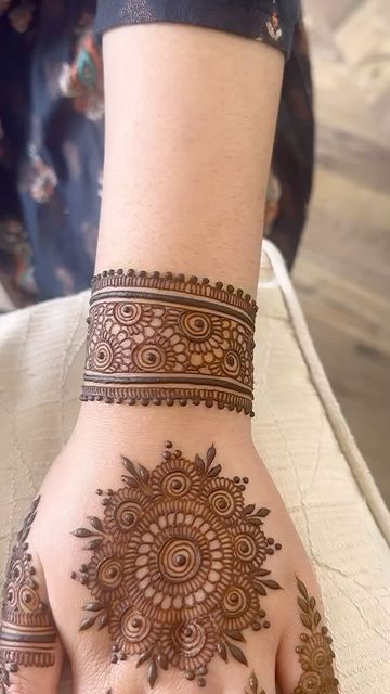 Simple Mehandi Designs, Henna Designs Back, Party Henna, Simple Mehandi, Henna Inspo, Palm Mehndi Design, Henna Tattoo Hand, Henna Tattoo Designs Hand, Mehndi Designs Bridal Hands