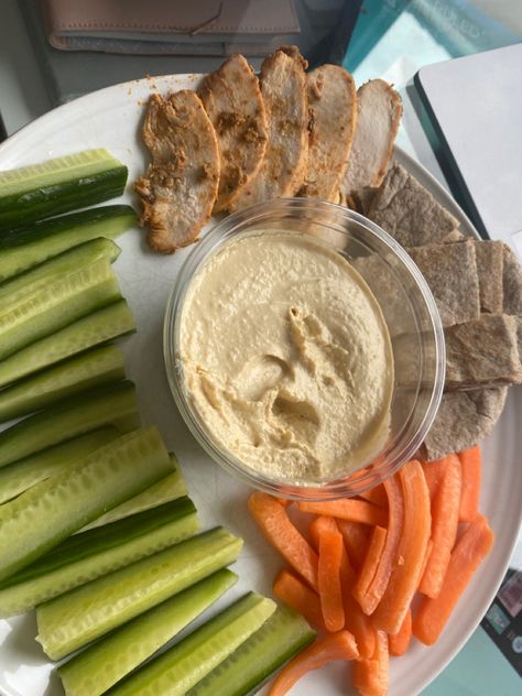 Carrots And Hummus Aesthetic, Healthy Snacks Hummus, Carrot And Hummus, Hummus Aesthetic Food, Hummus Meals, Hummus Aesthetic, Carrots Aesthetic, Carrots With Hummus, Hummus Carrot