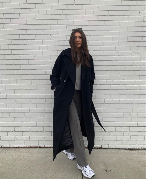 Black Coat Sneakers Outfit, Hoodie With Long Coat, Long Coat Winter Outfit Women, Long Black Coat Outfit Winter Casual, Black Longline Coat Outfit, Black Coat Styling, How To Style Black Coat, Long Black Coat Outfit Casual, Black Long Coat Outfit Women