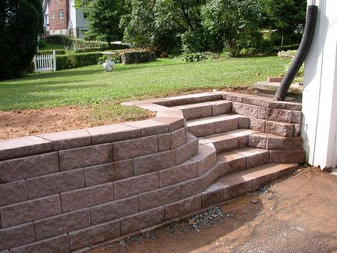 Concrete Block Retaining Wall, Block Retaining Wall, Build Stairs, Retaining Wall Patio, Retaining Wall Steps, Retaining Wall Ideas, Diy Retaining Wall, Backyard Retaining Walls, Retaining Wall Blocks