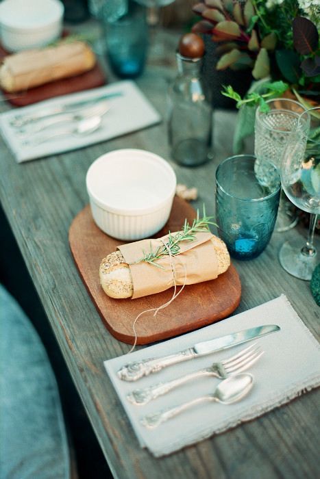 Bread rolls with sprigs of rosemary on wooden boards add to the alfresco mood. Photo By Rylee Hitchner Photography. Food Presentation, Tafel Decor, God Mad, Outdoor Table Settings, Pretty Tables, Summer Tables, Wooden Table, Party Inspiration, Party Table