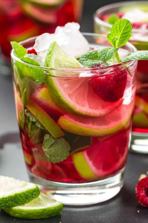 Der Virgin Himbeer-Mojito ist eine erfrischende und fruchtige Variante des klassischen Cocktails, die den Geschmack des Sommers perfekt einfängt. Die Kombination aus saftiger Limette, frischer Minze und süßen Himbeeren verleiht diesem Getränk eine belebende Note. Die fruchtige Süße der Himbeeren harmoniert wunderbar mit der erfrischenden Minze und der spritzigen Limette. Virgin Cocktails, Virgin Mojito, Mojito, Mocktails, Snacks, Drinks, Beauty