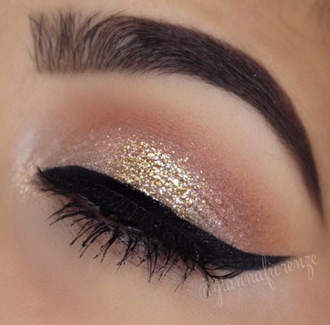 Beautiful winged eyeliner makeup look with nude eyeshadows and glitter Make Up Gold, Best Makeup Tips, Nude Eyeshadow, Kiss Makeup, Fall Makeup, Makeup Goals, Eye Make, Love Makeup, Pretty Makeup