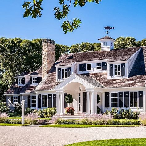 Christian Daw on Instagram: “🙋🏻‍♂️Who wants to socially distantly #housestalk with me? #capecod has got some seriously beautiful homes 💁🏻‍♂️Here are 5 favorites❤️ . 🙆🏻‍♂️It’s times…” Expanded Cape, Cape Cod Plans, Cape Cod Renovation, Cape Cod Beach House, Cape Cod House Exterior, Nantucket Cottage, Nice Houses, Front Facade, Cape Cod Style House