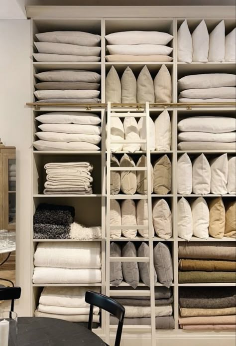 Big Linen Closet, Townhouse Home Decor, Duvet Storage Ideas, Linen Closet Design, Small Dressing Room, Linen Room, House Organisation, Linen Cupboard, Linen Closet Organization