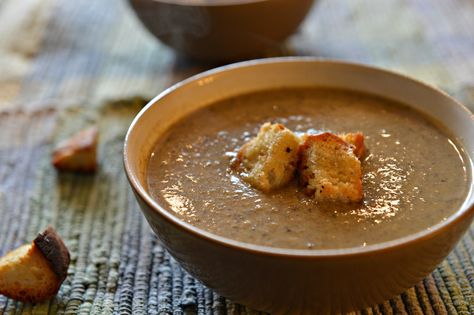 A hearty soup filled with rich flavour becomes over-the-top delicious thanks to homemade croutons. Vegan Portobello, Soup Creamy, Quick And Easy Soup, Mushroom Soup Recipes, Croutons Homemade, Portobello Mushroom, Minced Meat, Vegan Soup, Easy Soup Recipes