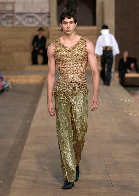 DOLCE & GABBANA ALTA SARTORIA 2024 SARDEGNA FASHION SHOW Dolce Gabbana Alta Moda, Spain Summer, Desert Fashion, Gold Outfit, Fashion D, Mens Outfit Inspiration, Dolce And Gabbana Man, Red Carpet Looks, Gold Fashion