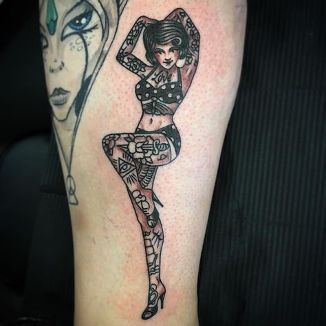 Girly Pinup Tattoo, Naked Pinup Tattoo, Vintage Woman Tattoo, Traditional Pin Up Girl Tattoos, Pinup Tattoo Traditional, Goth Pinup Tattoo, Pin Up Drawings Tattoo, Zombie Pinup Tattoo, Traditional Tattoo Pin Up Girl