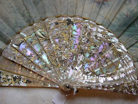 Hand Fan Aesthetic, Pretty Fans, Fan Aesthetic, Aesthetic Fan, Magic Clothes, Royal Core, Antique Fans, Vintage Evening Bags, Japanese Fan