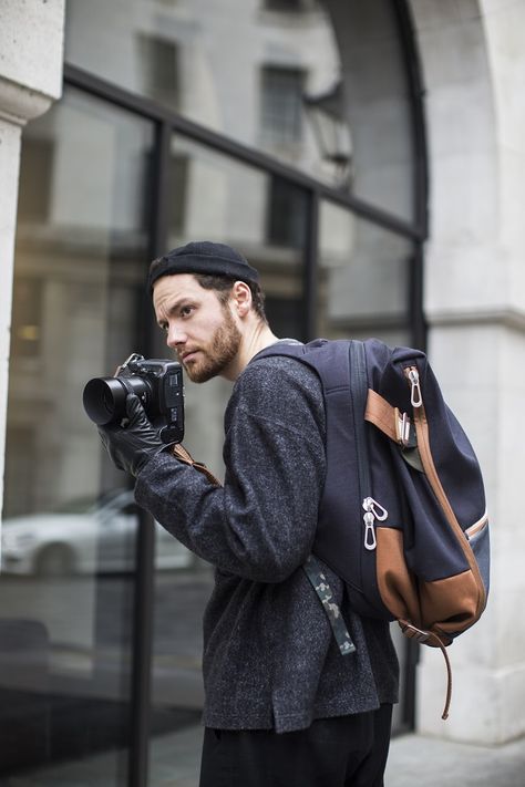 Male Photographer, Photographer Outfit, Men Street, Messenger Bag Men, Clothing Styles, Leather Jacket Men, Mens Street Style, Modern Man, Fashion Lifestyle