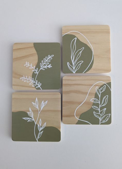 Cricut Idee Cadeau, Wood Coasters Diy Painted Square, Diy Painted Coasters, Cute Coaster Painting Ideas, Coaster Design Painted, Painted Coasters Diy, Cadeau Cricut, Coaster Painting Ideas, Coaster Painting