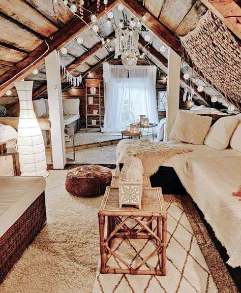 Attic Decorating Ideas, Attic Reading Nook, Attic Room Ideas, Attic Nook, Reading Rooms, Cozy Attic, Attic Makeover, On Jo, Villa Interior