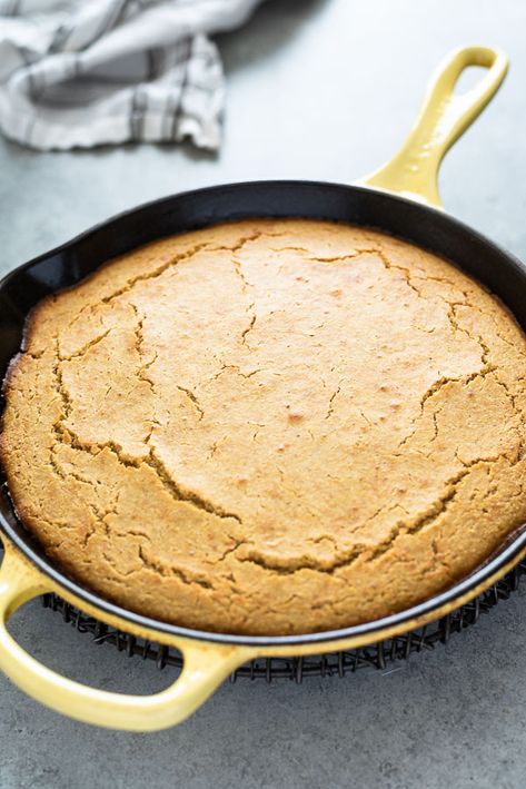 Buttery Maple Skillet Cornbread is an easy skillet cornbread recipe that comes together in minutes.  It's tender, buttery and is the perfect side for soups, stews and chili! Easy Skillet Cornbread, Skillet Rolls, Maple Cornbread, Skillet Cornbread Recipe, Breakfast Biscuit Recipe, Herbed Bread, Buttery Cornbread, Fluffy Cornbread, Easy Dinner Rolls