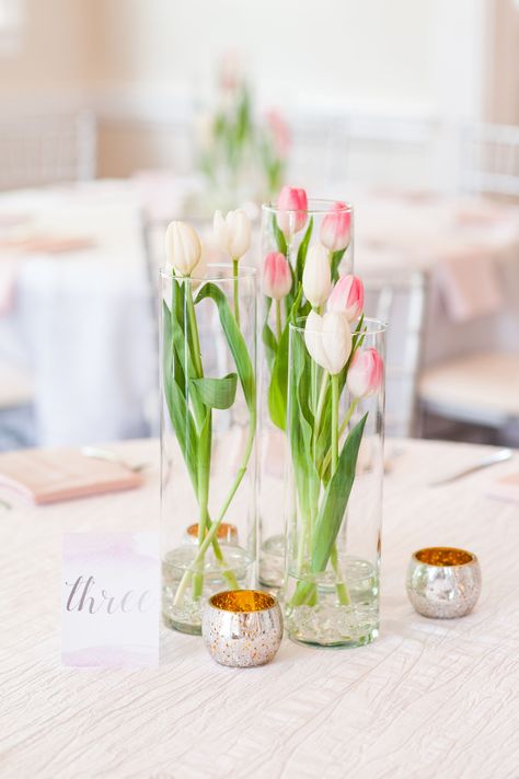 Tall Tulip Centerpieces Wedding, Pink Tulip Table Decor, Tulip Wedding Table Decorations, Pink Tulip Centerpiece, Tulip Table Arrangements, Tulip Arrangement Ideas Simple, Tulip Wedding Arch, Wedding Centerpieces Tulips, Spring Wedding Tulips