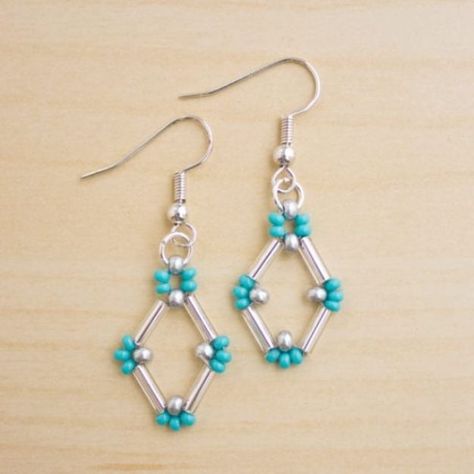 Bugle Bead Earrings, Anting Manik, Beaded Earrings Tutorials, Beaded Earrings Diy, Beaded Beads, Beaded Earrings Patterns, Earring Tutorial, Homemade Jewelry, Triangle Earrings