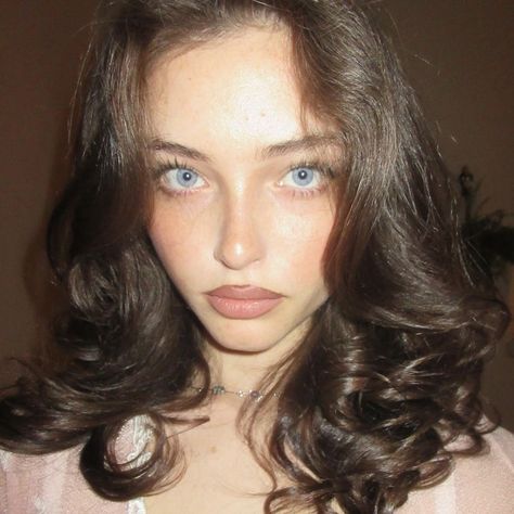 Sydney Melman, Blue Eyes Aesthetic, Brunette Blue Eyes, Brown Hair Blue Eyes, Pretty Makeup, Cute Makeup, Girl Face, Pretty Face, Pretty Hairstyles