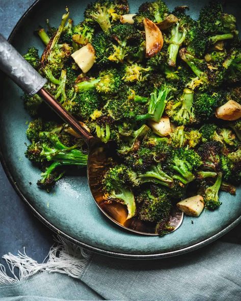 Charred Broccoli Fresh Veggie Recipes, Broccoli With Garlic, Charred Broccoli, Broccoli Crowns, Broccoli Stems, Easy Side Dish, Broccoli Recipes, Broccoli Florets, Roasted Garlic