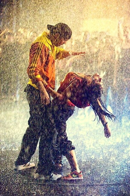 Dancing in the rain couples rain city outdoors street dance Step Up Movies, I Love Rain, Dance Movies, Jitterbug, Dance Like No One Is Watching, Amedeo Modigliani, Love Rain, Dance Movement, Shall We Dance