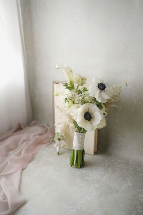 Small Modern Bouquet, Mini Bridesmaid Bouquet, Minimalist Bridal Bouquet, Minimalist Wedding Bouquet, Small Bridesmaid Bouquet, Firehouse Wedding, Simple Bridesmaid Bouquets, Small Bridesmaid Bouquets, Small Bridal Bouquets