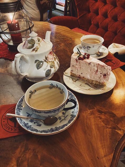 Tea And Pastry Aesthetic, Tea Service Aesthetic, Tea And Cookies Aesthetic, Tea Date Aesthetic, Tea Shop Aesthetic, Tea Party Date, Tea Time Aesthetic, Cake And Tea, English Tea Time