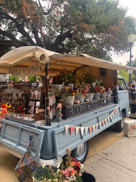 Cute Farmers Market, Small Town Event Ideas, Pretty Farmers Market Booth, Small Farmers Market, Farm Stand Aesthetic, Vintage Market Aesthetic, Small Shop Aesthetic, Vintage Farmers Market Aesthetic, Small Market