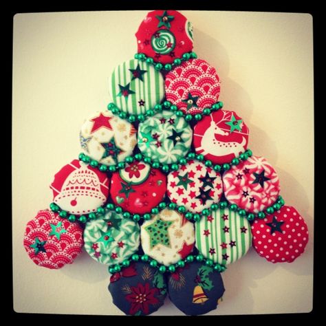 Milk Bottle Craft, Bottle Top Art, Plastic Bottle Tops, Recycled Christmas Decorations, Recycled Christmas Tree, Bottle Top Crafts, Dollar Tree Christmas Decor, Bottle Cap Art, Fabric Christmas Trees