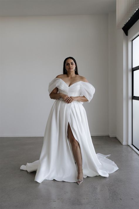 Hera Couture, Curvy Wedding Dress, Curvy Wedding, Plain Wedding Dress, Plus Wedding Dresses, Tule Rok, Plus Size Wedding Gowns, Curvy Bride, Amazing Fashion