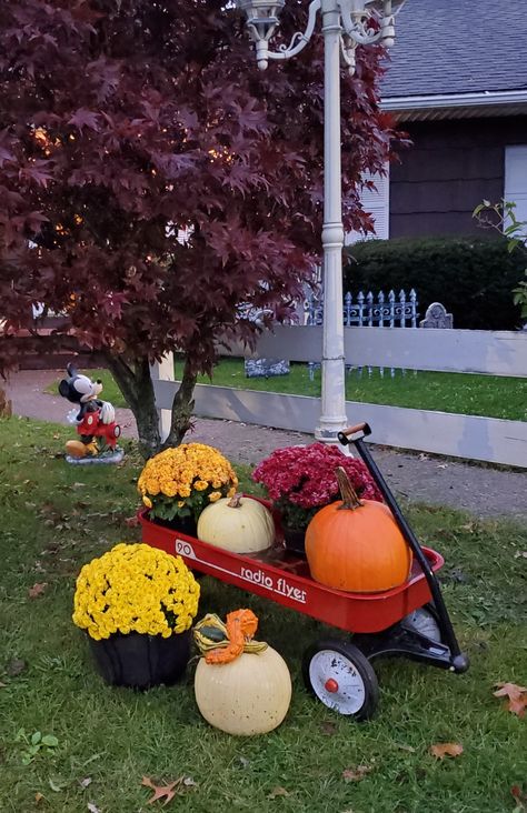 Fall Wagon Wheel Decor Outdoor, Decorate Wagon For Halloween, Fall Outdoor Wagon Decor, Decorating With Radio Flyer Wagon, Fall Wagon Display, Wagon Fall Decor Ideas, Radio Flyer Wagon Fall Decor, Old Radio Flyer Wagon Ideas, Wagon With Pumpkins