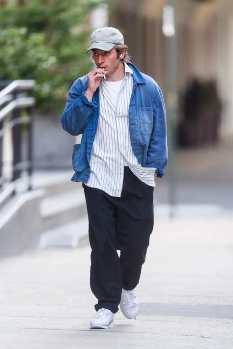 10 Regular-Guy Baseball Caps That Famous Guys Love in 2024 | GQ Jeremy Allen White Street Style, Jeremy Allen White Outfit, Jeremy Allen White Style, Japanese Street Fashion Men, Famous Guys, Ellen White, Baggy Shirt, Allen White, Jeremy Allen White