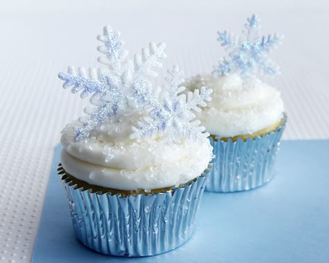 Winter is coming! This calls for winter themed cupcakes - so check out this tutorial and start baking your snowflake cupcakes! Cupcakes Princesas, Snowflake Cupcakes, Deco Cupcake, Savory Cakes, Magic Cake, Salty Cake, Christmas Cupcakes, Coconut Cake, Frozen Party