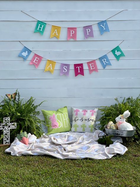 Easter Set Up Photography, Diy Easter Photo Backdrop, Outdoor Easter Photoshoot, Easter Picture Backdrop Ideas, Easter Photoshoot Ideas Family, Diy Easter Photoshoot, Easter Photo Backdrop Ideas, Easter Dog Photos, Easter Picture Ideas