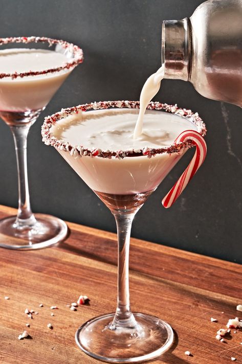 Peppermint Martini Christmas Martini Recipes, Peppermint Martini, Christmas Martini, White Chocolate Liqueur, Chocolate Martini, Vodka Martini, Chocolate Liqueur, Martini Recipes, Cocktail Desserts