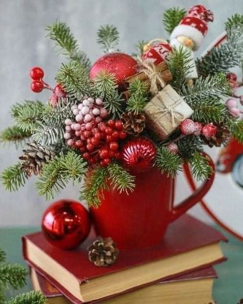 Diy Christmas Table, Christmas Decorations Centerpiece, Christmas Vignettes, Christmas Candle Decorations, Christmas Flower Arrangements, Christmas Floral Arrangements, Christmas Centerpieces Diy, Christmas Themes Decorations, Christmas Arrangements