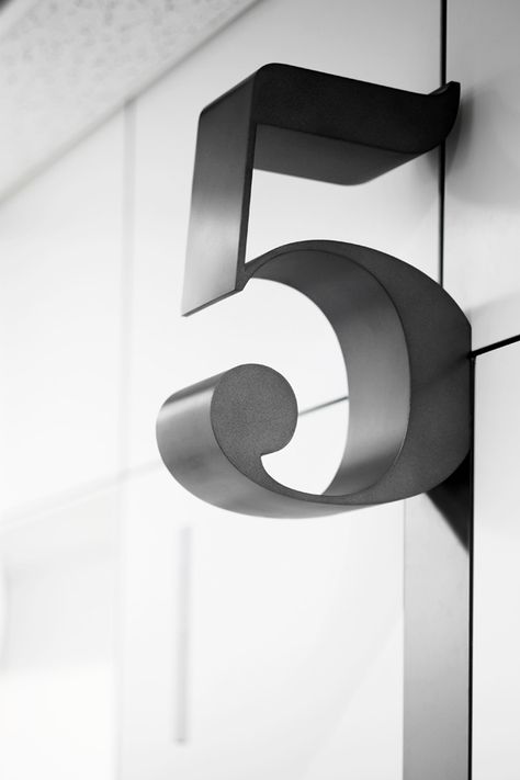 5 // Hiromura Signage (tipografia e sinalização). Display Visual Merchandising, Signage Ideas, Number Five, Signage System, Environmental Graphic Design, Door Numbers, Objet Design, Hus Inspiration, Wayfinding Signage