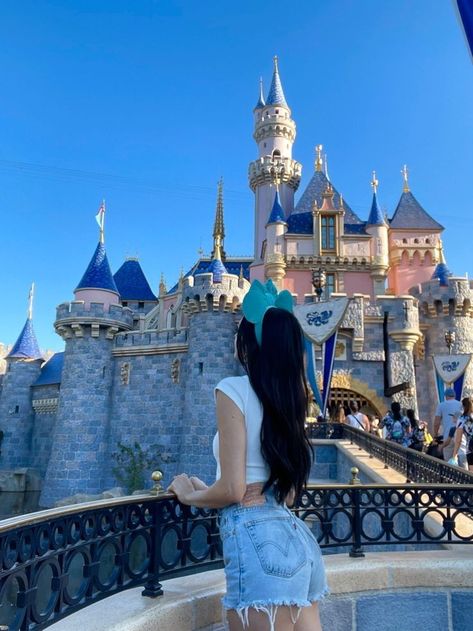 Disney Castle Pictures Poses, Disney Castle Pictures Ideas, Poses For Disneyland, Cute Disney Instagram Pictures, Cute Disney Poses Photo Ideas, Disneyland Minnie Ears, Disney Castle Photo Ideas, Disney Picture Poses, Pics To Take At Disneyland