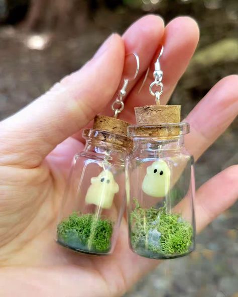 New etsy listing! These little glow-in-the-dark ghost jars are perfect on their own, as a keychain, necklace, or earrings! I made the ghosts out of polymer clay and they will glow over there bed of moss when it gets dark! Link in my bio to purchase! - - - #etsy #etsyshop #etsyseller #etsyfinds #etsyhandmade #etsystore #etsyjewelry #etsysellers #witchy #witchyetsy #witchetsy #witchearrings #witchyearrings #ghost #ghostearrings #glowinthedark #glowinthedarkearrings #glowinthedarkjewelry #glowin... Dark Earrings, Witch Earrings, Ghost Earrings, Clay Diy Projects, Witchy Jewelry, Cute Polymer Clay, Diy Clay, Etsy Jewelry, Etsy Handmade