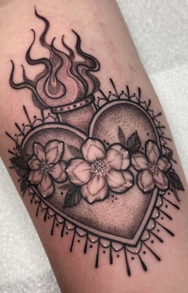 Sacred Heart Tattoo, Traditional Heart Tattoos, Abstract Tattoo Ideas, Sunflower Tattoo Sleeve, Hipster Tattoo, Sacred Heart Tattoos, Traditional Tattoo Designs, Tattoo Me, Heart Tattoos