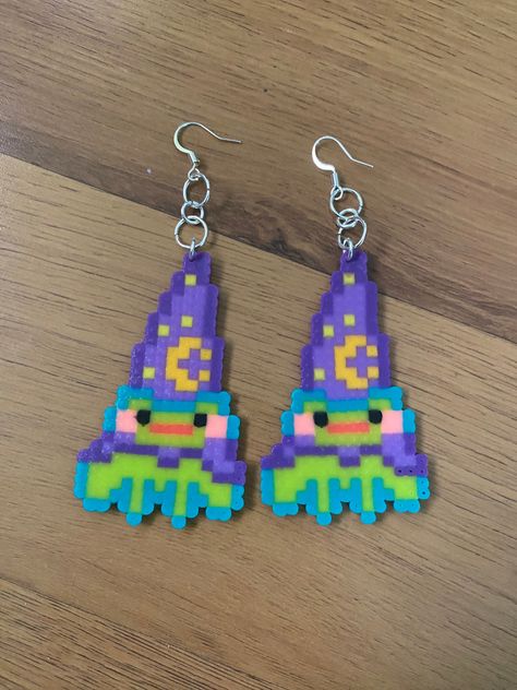 This is a pair of earrings I made of magical wizard frog friends! They're made out of mini perler beads & I tried to give them a pleasing color palette while staying true to that "wizard frog feel." Hope you'll enjoy! Micro Perler Bead Patterns, Keroppi Perler Bead Pattern, Perler Bead Patterns Characters, Aggretsuko Perler Beads, Perler Bead Frog Earrings, Perler Bead Inspiration, Perler Beads Cute Ideas, Alison Wonderland Perler, Snake Perler Beads