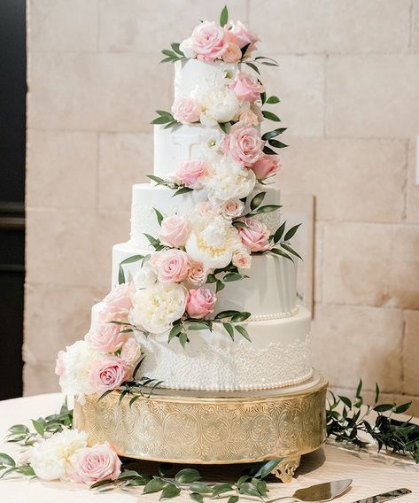 Pink And Green Wedding Cake, Wedding Cake Two Tier, Wedding Reception Cake, Susie Cakes, Cake Structure, Yellow Wedding Theme, Gold Cake Stand, Green Wedding Cake, Pink Wedding Theme